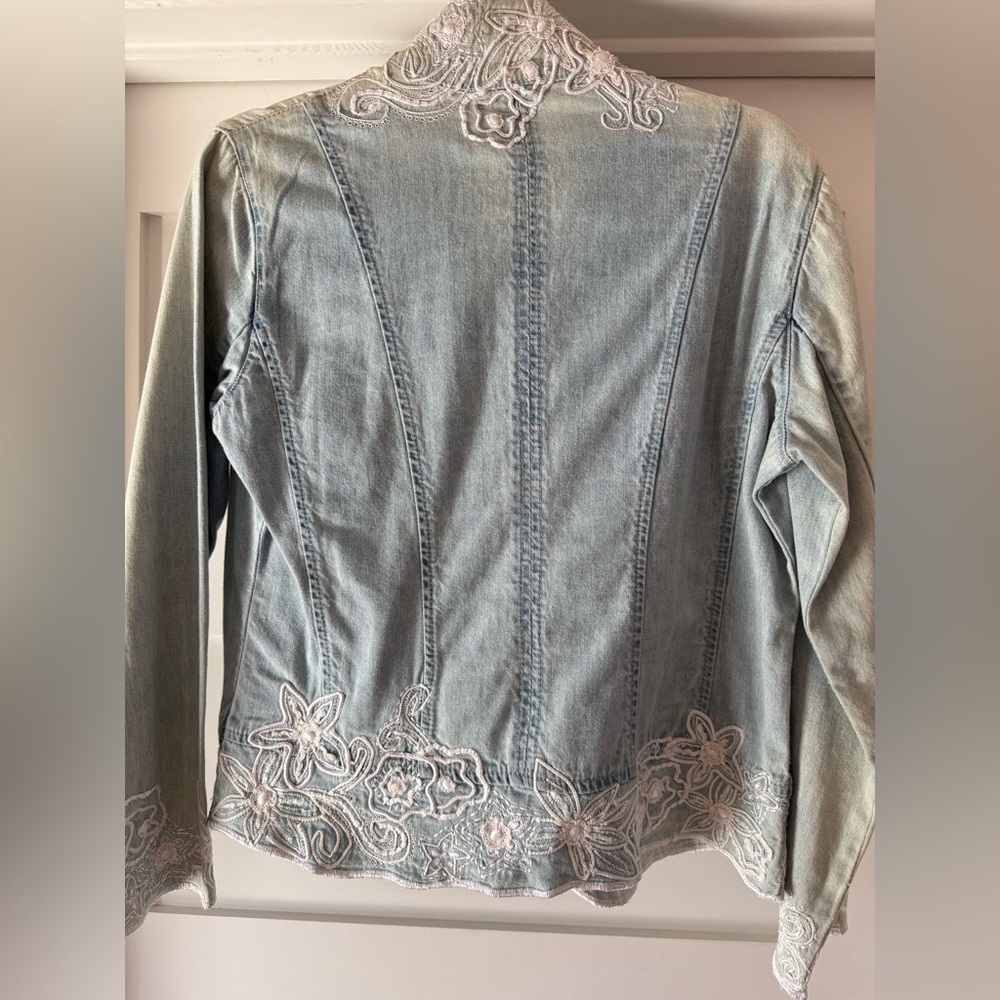 Vintage Chico's Light Blue Jean Jacket with White Floral Embroidery - Picture 6 of 8